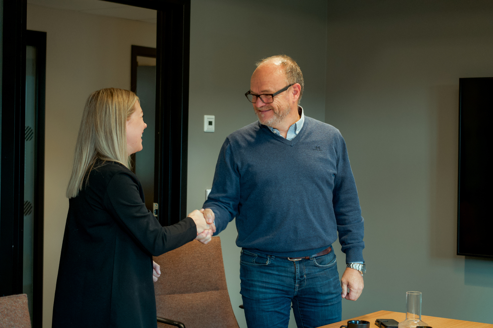 En rådgiver hilser på en kunde i banken