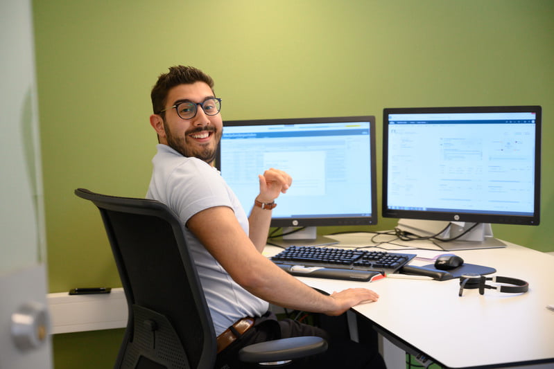 Mann som sitter på pc