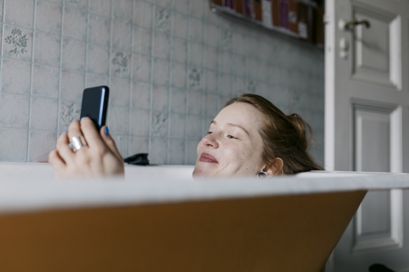 Kvinne leser på mobilen