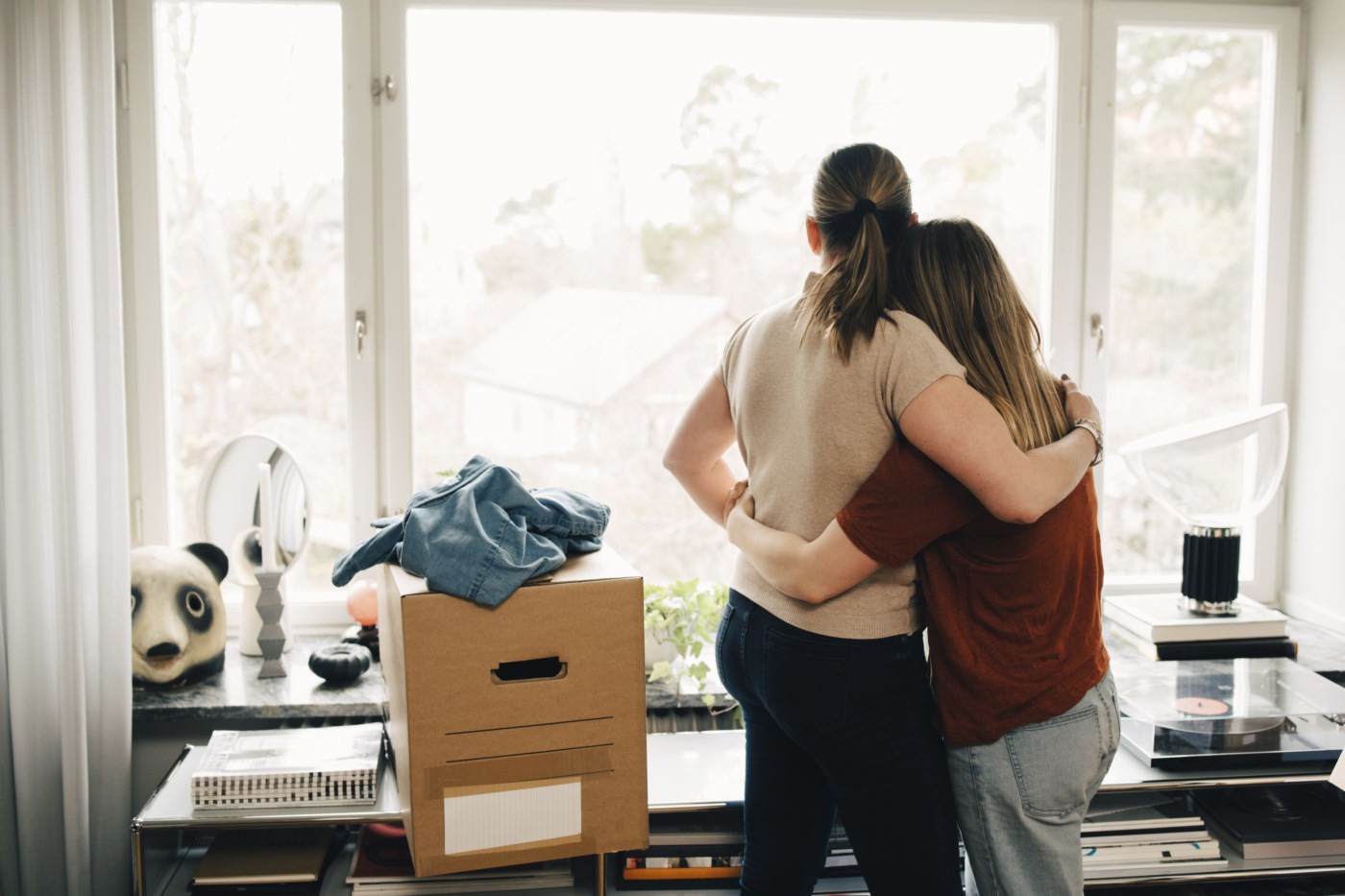 jente klemmer med flytteesker