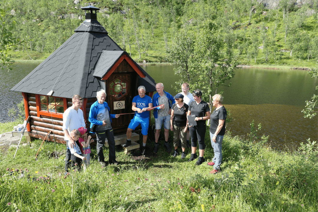 Ansatt i banken klipper snora til ny grillhytte i Kjøpsvik sponset av Sparebanken Narvik