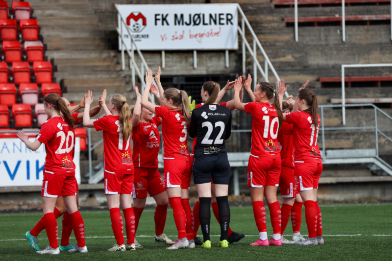 Mjølnerdamene jubler etter scoring