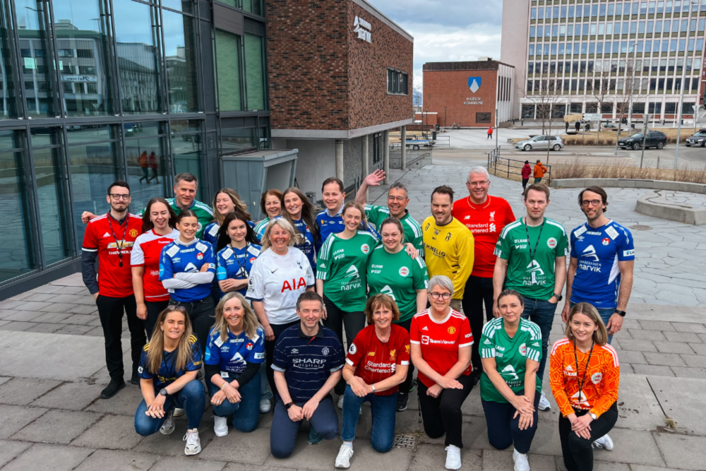 De ansatte i Sparebanken Narvik markerer #fotballtrøyefredag utenfor hovedkontoret.