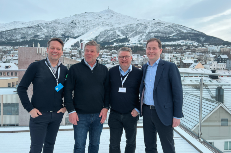 Fra venstre Jens-Kristian Dybwad fra Sparebank1 Nord-Norge, Erik Plener i VM-selskapet, Leif Jørgen Jakobsen i Sparebank 68° Nord og Paul Carsten Holst i Sparebanken Narvik.