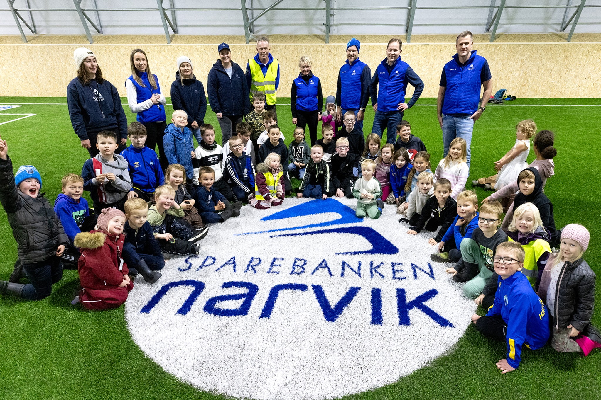 Barn i Håkvik IL og ansatte fra Sparebanken Narvik samlet i den nye hallen