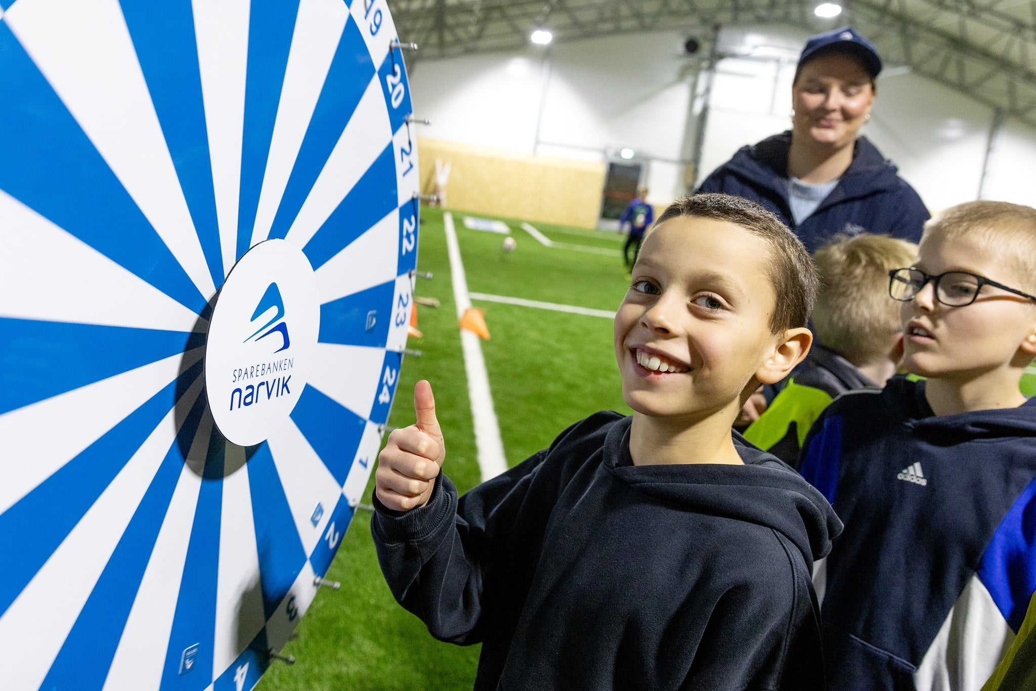 Barn med lykkehjulet til Sparebanken Narvik