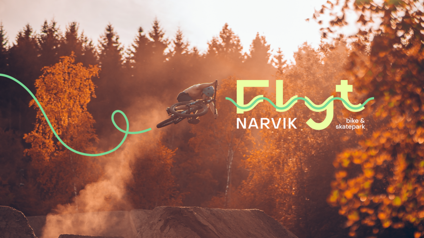 Syklist som hopper med Flyt logo i høstterreng