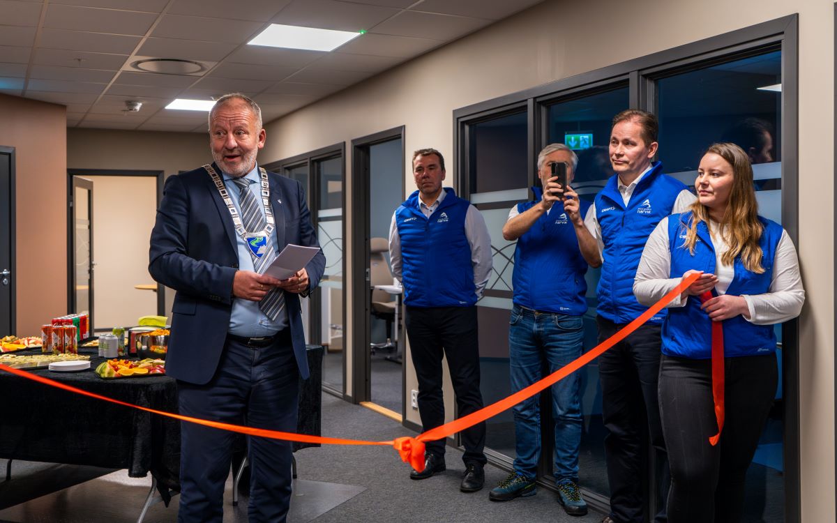 Ordfører Geir Inge Sivertsen klipper snoren til de nye lokalene til Sparebanken Narvik