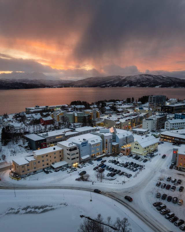 Droneperspektiv av Finnsnes Senter og Sparebanken Narvik