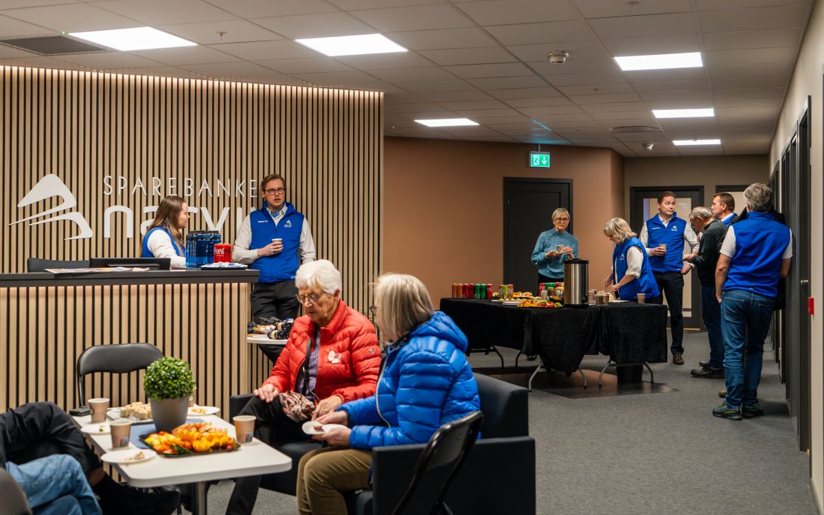 Mange kom innom banken under markeringen av de nye lokalene.