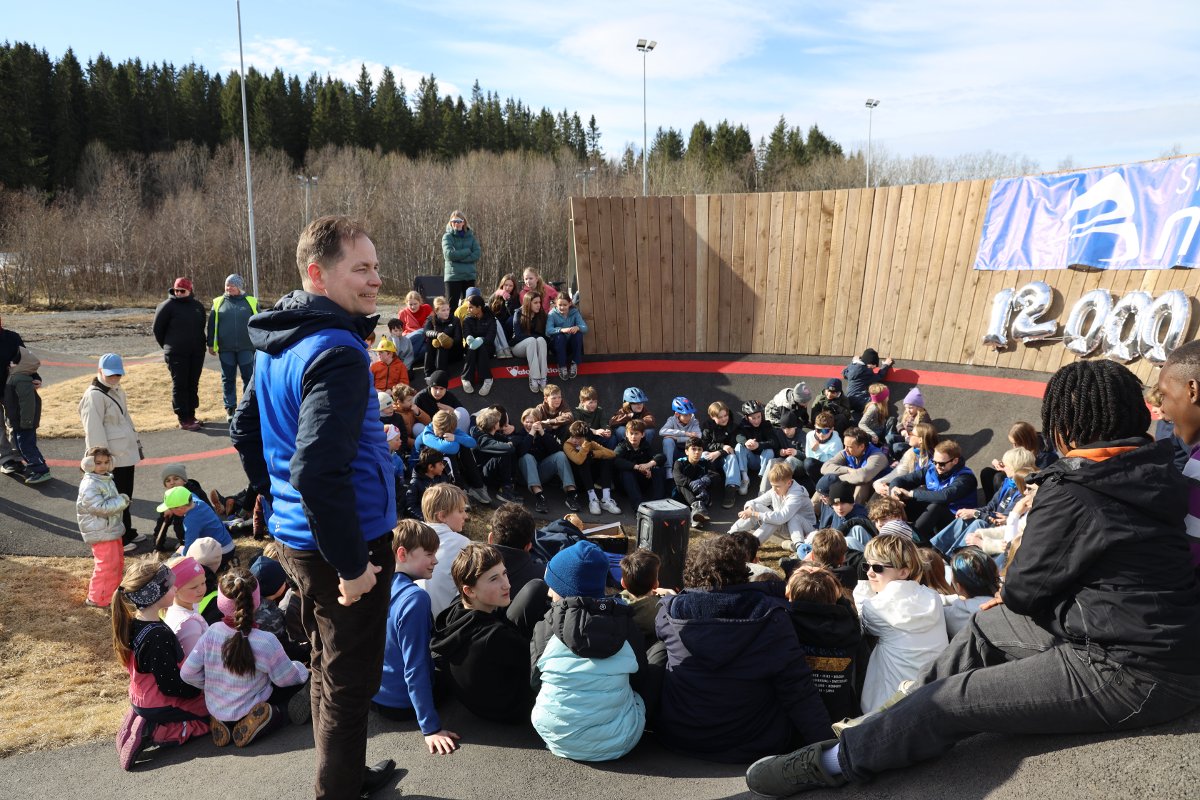 Paul Holst og mange skolebarn i sykkelparken