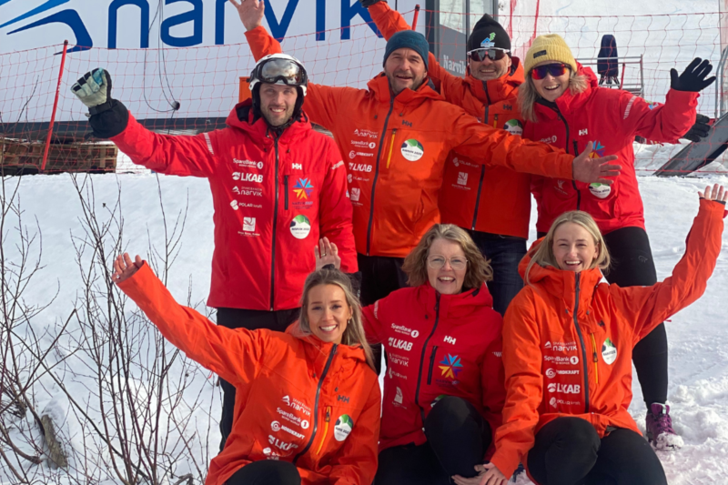 Ansatte i Sparebanken Narvik jubler i alpinanlegget