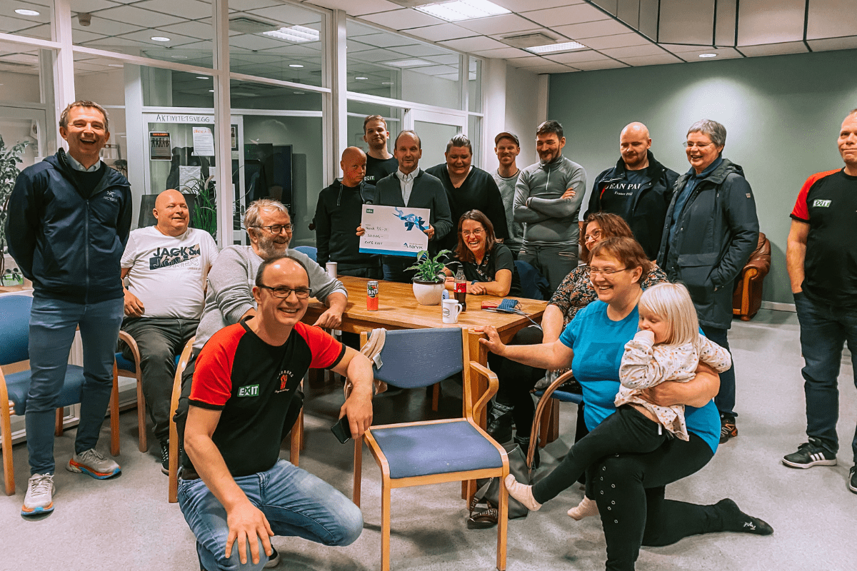 Gjester hos Cafè Exit med gavesjekk fra Sparebanken Narvik