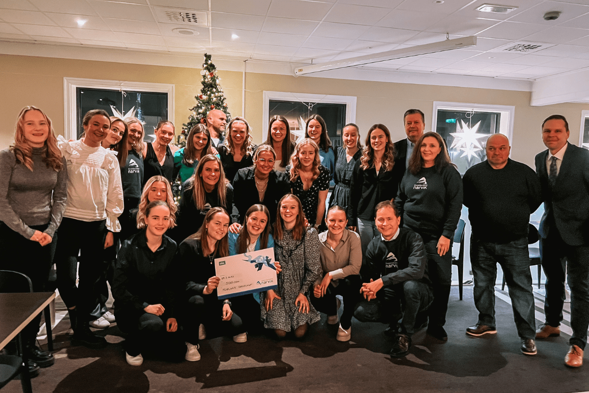 Mjølner Damelag sammen med Sparebanken Narvik