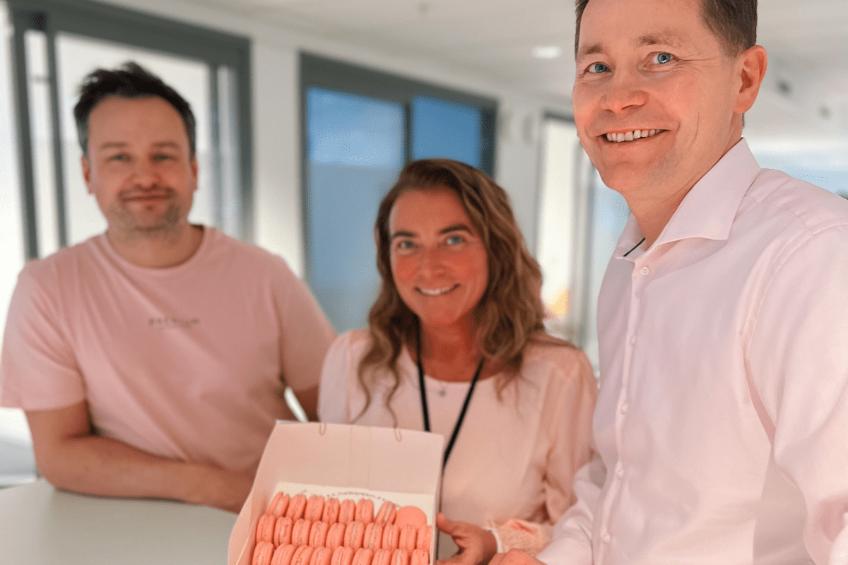 Dagfinn Eilertsen, May Cecilie Mikkelsen og Paul Carsten Holst støtter rosa sløyfe aksjonen