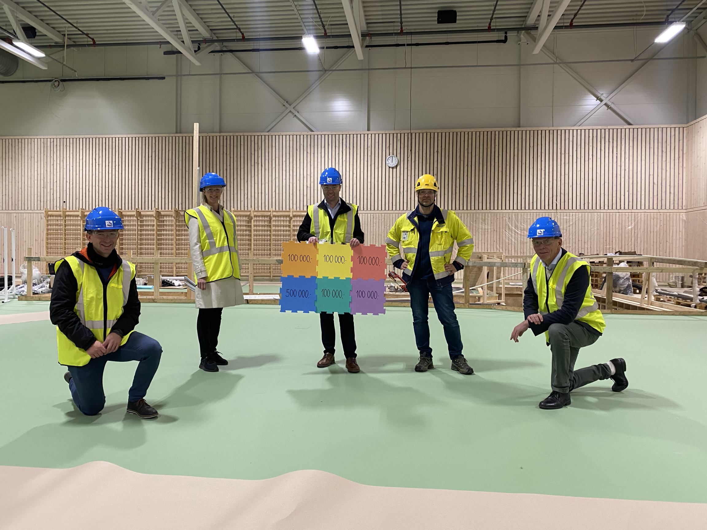 Rune Mentzoni, Anett Kristensen, Mikael Falch Hope, Cato Kristensen og Elling Berntsen holder opp puslespillet som viser 1 million kroner