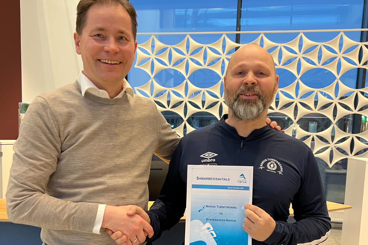 Banksjef Paul Carsten Holst og klubbleder Cato Fredriksen med samarbeidsavtalen signert.