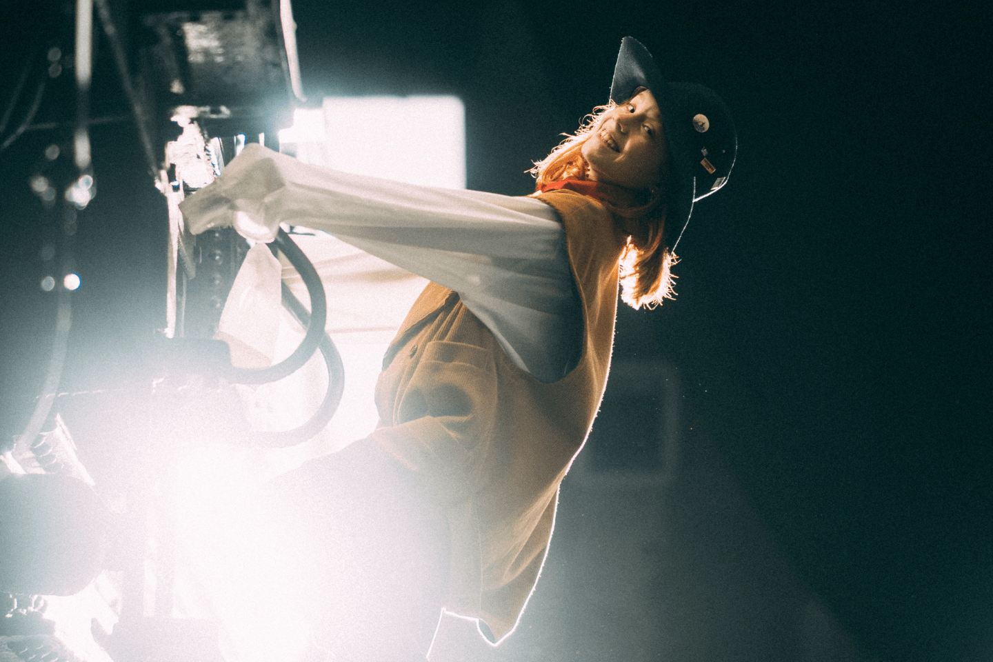 Jente som klatrer opp på lokomotiv