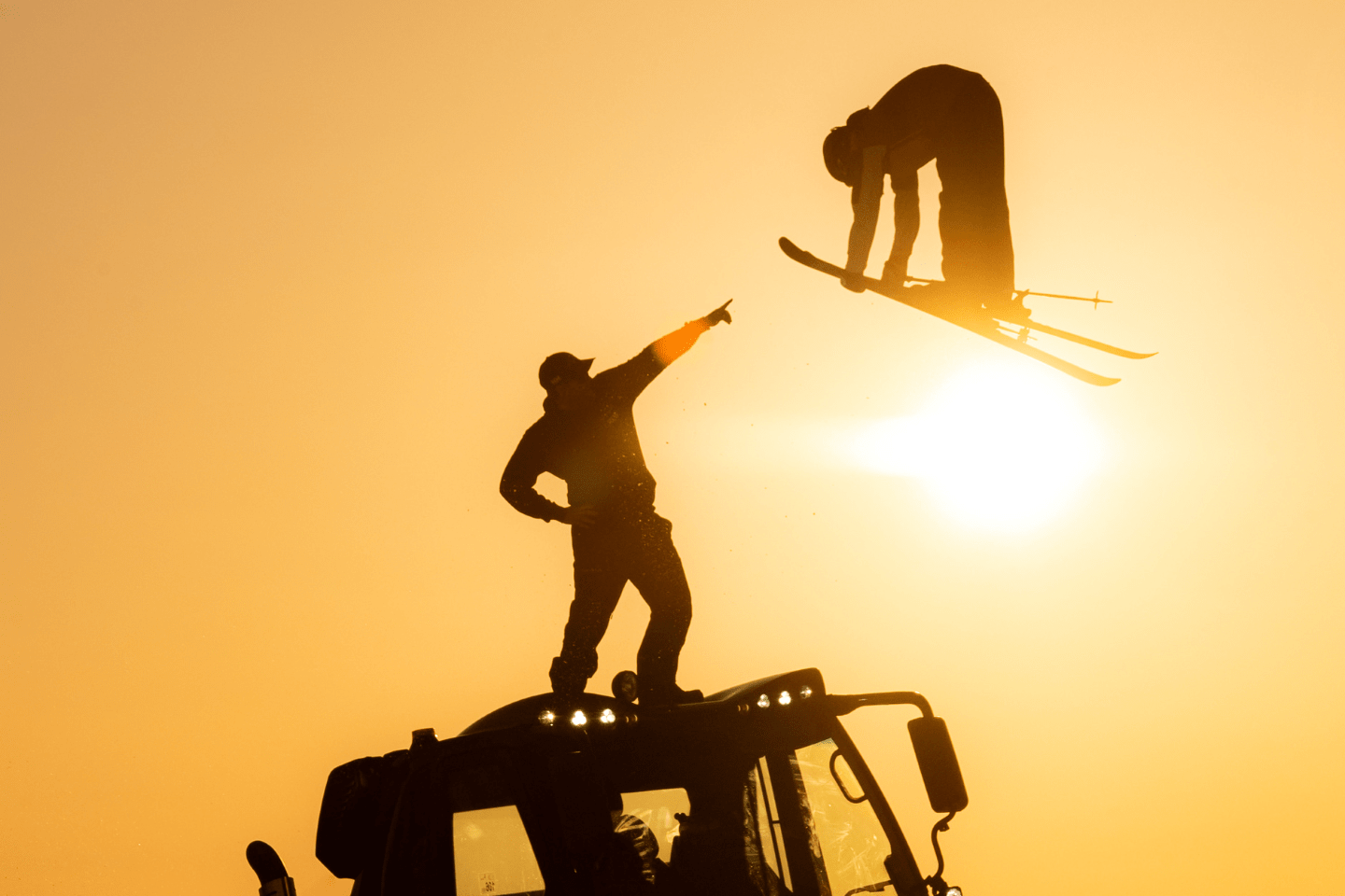 Frikjører Håvard Vanem som hopper ved siden av tråkkemaskin-