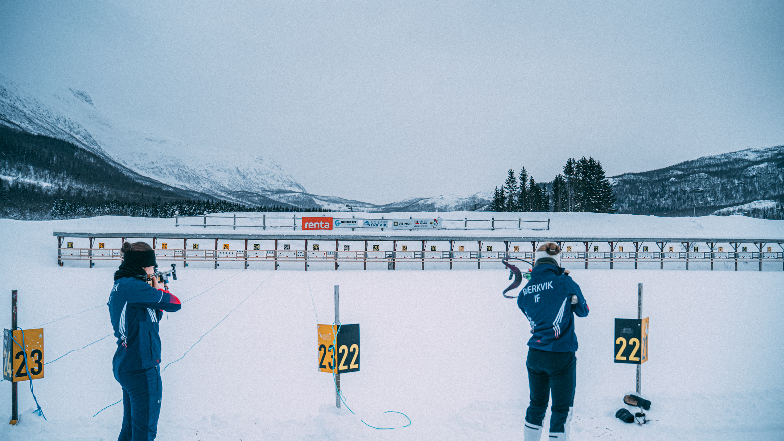 Nora og Martine Skog på skiskyterarenaen