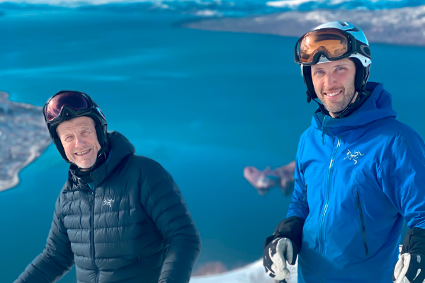 Hugo Skog (Teamleder forsikring) og Andreas Sørensen (Finansiell rådgiver) fra Sparebanken Narvik med utsikt fra Narvikfjellet