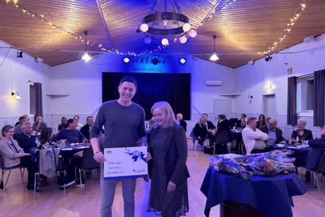 Sparebanken Narvik gir gavesjekk til Aakerbrygga på Botnhamn Ungdoms og Idrettslag