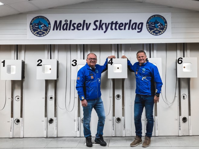 Klaus-Arne Olsen og Øyvind Løkstad fra Målsel skytterlag foran innendørs skytebane