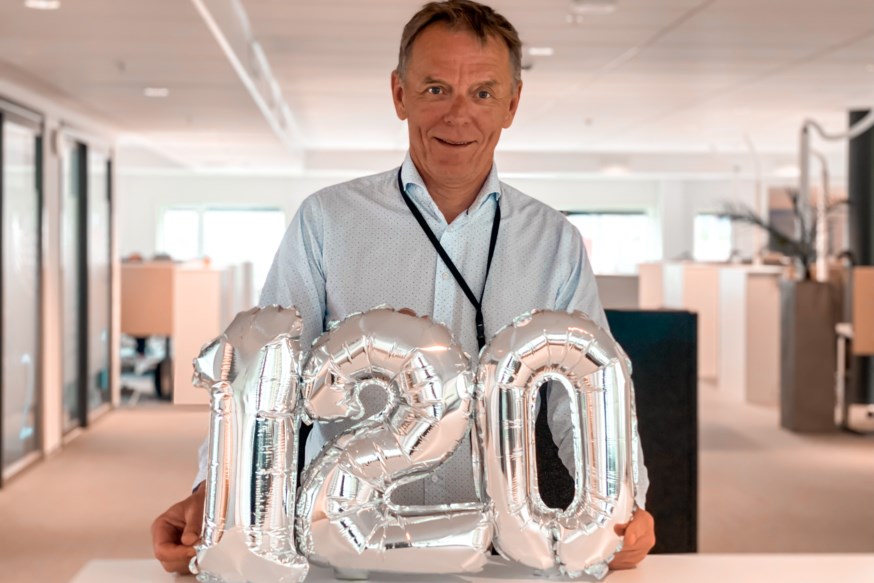 Banksjef Elling Berntsen med 120års ballonger