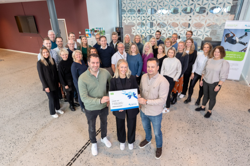 Foto av hele staben i Sparebanken Narvik med gavesjekk på 7 millioner kroner