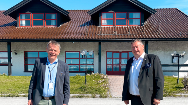 Banksjef Elling Berntsen og ordfører Rune Edvardsen foran bankbygget i Bjerkvik