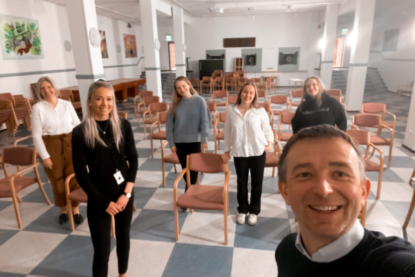 Tina og Rune sammen med noen av samunnsøkonomi elevene