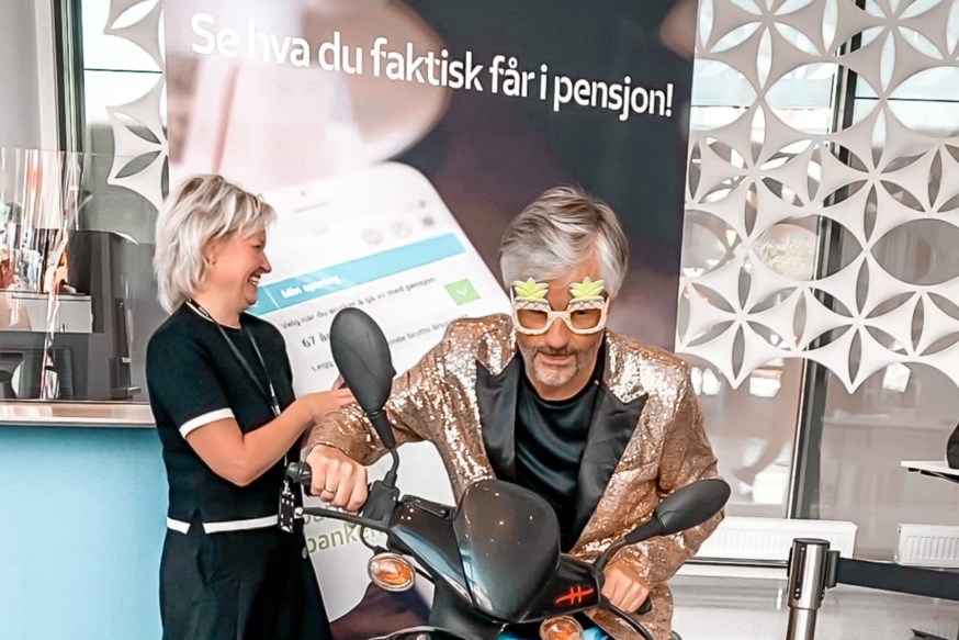 Ansatt på moped i Sparebanken Narvik