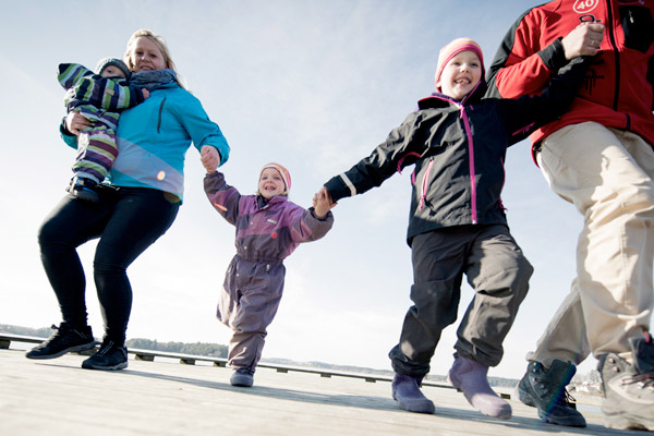 Glad familie med vinterklær. Foto